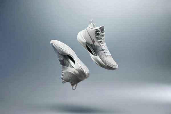 李宁超轻 2022 篮球鞋潮牌资讯系列亮相，鞋面带碳板？