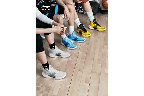 李宁超轻 2022 篮球鞋潮牌资讯系列亮相，鞋面带碳板？