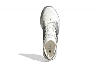 近期 Allbirds 与 adidas 一同合潮牌网店作打造了全新轻量级鞋款「ADIZERO」