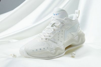 日前 LINING 也终于揭晓潮牌网店了利刃 2 Low 的首发阵容（李宁利刃 2 Low 鞋款全新白珍珠配色开售）