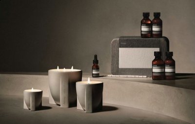  另外还有 Classic Shampoo 洗发水、Resolut潮牌信息e Hydrating 身体乳、沐浴露及护发素等旅行套装一同释出（Rick Owens x Aesop 全新联乘香薰洗护套装登场）