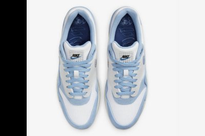 后跟及鞋垫两处有潮牌网店压印蓝色地球元素（蓝图 Air Max 1 全新“Blueprint”配色鞋款抢先预览）