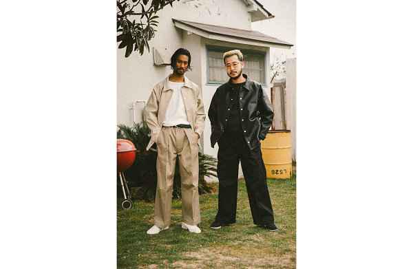并选取了 Dickies 标志性的chaopai.com潮牌汇店 T / C 斜纹布阔腿裤进行重塑（蒂克 x SCHOTT 全新联名“Easy Baggy Pants”系列释出）