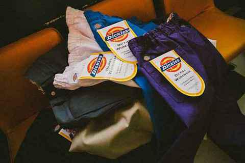 并选取了 Dickies 标志性的chaopai.com潮牌汇店 T / C 斜纹布阔腿裤进行重塑（蒂克 x SCHOTT 全新联名“Easy Baggy Pants”系列释出）
