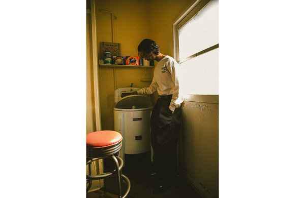 并选取了 Dickies 标志性的chaopai.com潮牌汇店 T / C 斜纹布阔腿裤进行重塑（蒂克 x SCHOTT 全新联名“Easy Baggy Pants”系列释出）