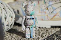 同时依旧预备 chaopai.com潮牌汇店100% 与 400% 两种尺寸（atmos x MEDICOM Toy 全新合作“Subway”系列玩偶发布）