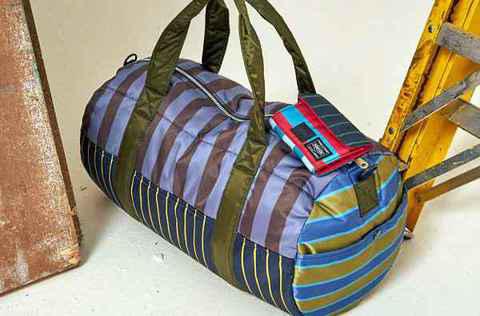而款式则包括周末旅行袋chaopai.com潮牌汇、小型背包、挎包等多个品类（Paul Smith x PORTER 2022 春夏联名包袋系列曝光）