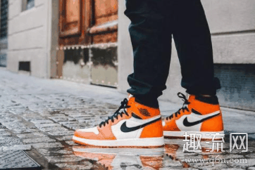  AJ1作为一款潮牌时尚潮鞋（穿AJ1脚后跟能放几个手指 AJ1适合胖子穿吗）