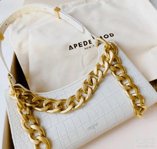 不过很多集美们对于潮牌汇潮牌网肩带的调节还是很困扰的（apede mod腋下包肩带如何调节 apede mod腋下包多少钱怎么买）