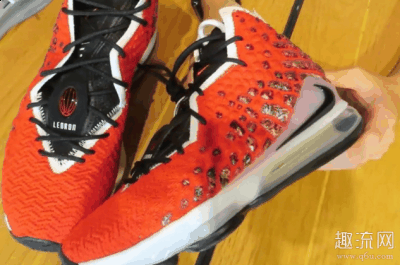  鞋面以红潮牌汇潮牌网店色为主体（复古经典再次来袭 LBJ17 Uptempo 完整实物图赏析）