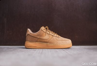 只不过纯白色潮牌信息更百搭一些（AF1小麦色和白色哪个好看 AF1小麦色和白色哪个舒服）