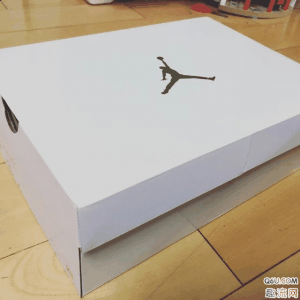 足以让无数潮牌汇潮牌网少女心爆棚（AJ4大理石粉开箱测评 AJ4 Silt Red上脚图）