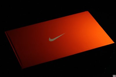  然后再看看潮牌信息鞋底的纹路（Nike Flyknit 2018开箱测评 Nike Flyknit 2018值得入手吗）