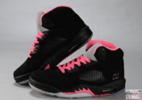 黑色鞋身搭配潮牌信息红色的鞋底（AJ5有哪些配色值得入手 热门AJ5盘点）