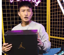 所以发布了Air潮牌品牌 Jordan 1 mid 版本鞋款（Air Jordan 1 OG版本与mid版本有什么区别 Air Jordan 1 mid版本算正代吗）