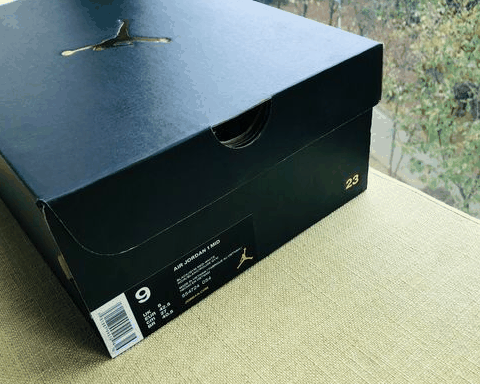 AIR JORDAN 1 MID黑红开箱测潮牌商城评 AIR JORDAN 1 MID黑红实物欣赏（AIR JORDAN 1 MID黑红开箱测评 AIR JORDAN 1 MID黑红实物欣赏）
