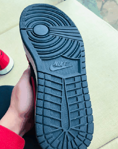 AIR JORDAN 1 MID黑红开箱测潮牌商城评 AIR JORDAN 1 MID黑红实物欣赏（AIR JORDAN 1 MID黑红开箱测评 AIR JORDAN 1 MID黑红实物欣赏）