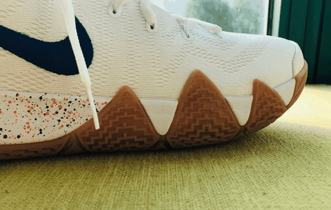 KYRIE 4 德鲁大叔静态开潮牌品牌箱 KYRIE 4 德鲁大叔实物欣赏（KYRIE 4 德鲁大叔静态开箱 KYRIE 4 德鲁大叔实物欣赏）