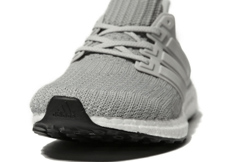  这双 UltraBOOST 4.0 选潮牌品牌用低调的浅灰色作为主调（阿迪达斯UltraBOOST 4.0浅灰配色好看吗 Adidas UltraBOOST 4.0浅灰配色怎么样）