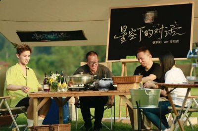 同时也作为演员潮牌信息在多部网剧中亮相（张朝阳俞敏洪《星空下的对话》95后主持人卫然活泼风格出彩）