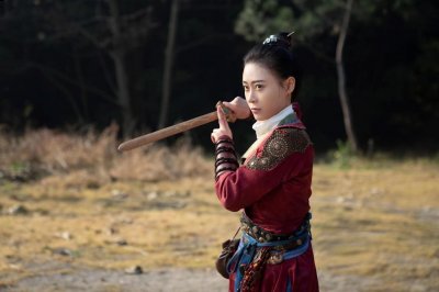 两个人都不是潮牌很懂这种感觉（古偶玄幻剧《闻香榭》开播刘贾玺再演飒爽英气女）