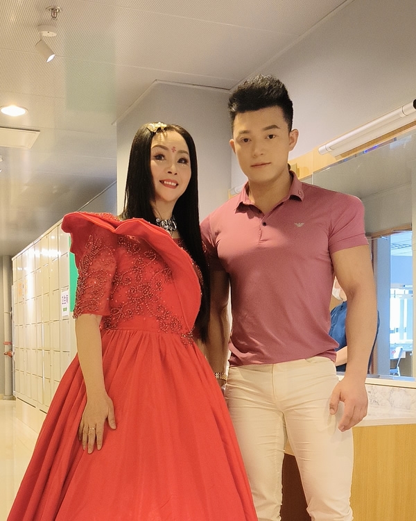 演唱湖南常德桃花源潮牌汇潮牌网店宣传歌曲《春暖桃花源》（赵昌华虞幸雨携《春满桃花源》登录北京电视台）