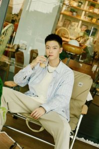 浅色衬衫和白色休潮牌闲裤的搭配惬意又温暖（《闻香榭》热播张冠森咖啡厅写真俏皮清爽）