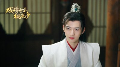在自己首次出演的网剧《戏精女主桃花多》中与潮牌各位富有实力的青年演员及前辈中成长和进步并在其中闪闪发光（《戏精女主桃花多》腾讯开播甘望星首部古装剧太上头）