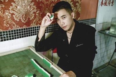 剧中男二善良正直又个性活泼的方玉仁潮牌资讯的扮演者宋一雄日前曝光一套充满电影质感的写真（《闻香榭》热播宋一雄曝复古写真故事感拉满）