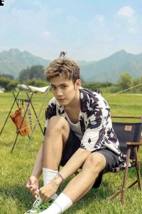 “闻香榭三剑客“之一的卫然凭借”欢潮牌商城乐喜剧人”和忠心护主的人设成为剧中的气氛担当（卫然《闻香榭》气氛担当户外写真明朗朝气夏日少年）