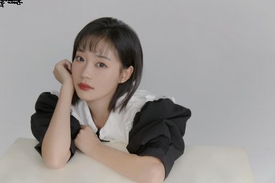 尽显俏皮潮牌信息淑女气质（《闻香榭》大收官刘帅黑色连衣裙写真乖巧俏皮）