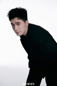黑色风衣+白衬衫潮牌资讯充满秋日时尚感（宋一雄杂志写真上线黑白秋装大片诠释多面情绪）
