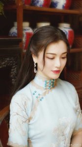 身体力行地参与潮牌品牌到公益活动当中去（葛天晒旗袍美照，五官立体精致，民国风造型韵味十足）