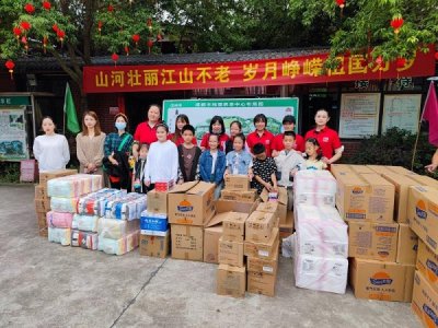 让更多人通过公益活动潮牌信息加入到敬老、爱老的行动中（中瑞文化促进协会《辉煌社区》公益行，走进成都市纯德养老中心）