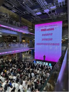 现场观众们舒适地席地而坐 2022秋冬潮牌新款推荐（酷狗繁星互娱王茗李尖尖空降YCC!天宜，金曲歌单掀全场大合唱）