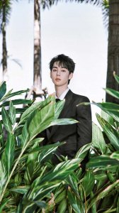  男演员的西装造型大多都是非常踏实稳重的哪种潮牌品牌比较好看？（于非凡受邀金鸡闭幕式经典黑色西装现身现场）