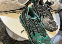 额外的鞋带贯穿鞋身 潮牌游戏互动（UNAFFECTED x 亚瑟士 GEL-KAYANO 14 联名鞋款曝光）