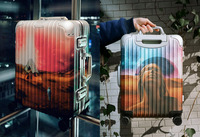 绘制着一幅带有反乌托邦色彩、醒目鲜艳的沙漠艺术作品 2022冬季潮牌新款推荐(RIMOWA 携手 PALACE 全新联名系列官宣) 绘制着一幅带有反乌托邦色彩、醒目鲜艳的沙漠艺术作品 2022冬季潮牌新款推荐(RIMOWA 携手 PALACE 全新联名系列官宣)