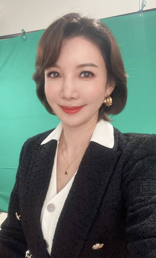她个人的YouTube频道「电瘾好选喆」 街拍潮牌推荐（美女主播复出报新闻！ 发型惊人 行头靠前官员母斗内）