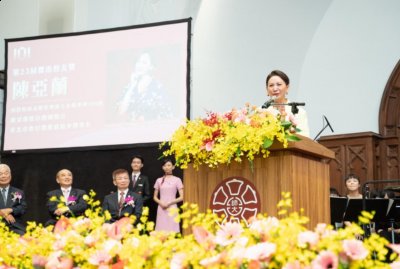 传统必须结合创新 街拍潮牌推荐（陈亚兰获颁杰出校友奖 神秘嘉宾一现身... 哭到「妆都花了」）