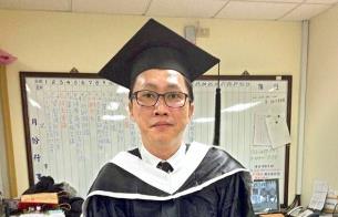  赵正平于45岁那年领到树德科技大学表演艺术系毕业证书 哪种潮牌品牌（赵正平中年圆梦当大学生 激发演艺圈跟风重返校园）