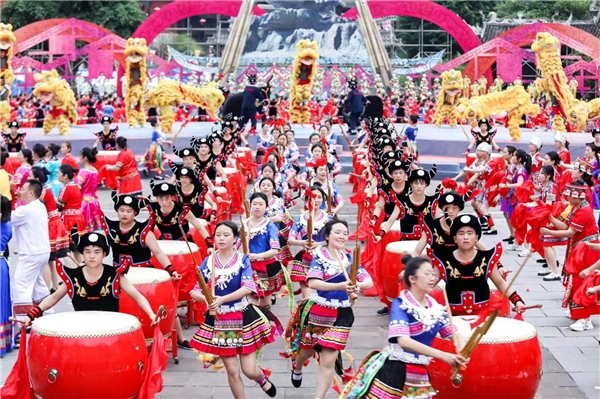 中国著名歌舞编导夏冰的娇阿依恋、花山情缘 潮牌冬季如何御寒提醒（中国著名歌舞编导夏冰的娇阿依恋、花山情缘）