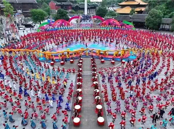 中国著名歌舞编导夏冰的娇阿依恋、花山情缘 潮牌冬季如何御寒提醒（中国著名歌舞编导夏冰的娇阿依恋、花山情缘）