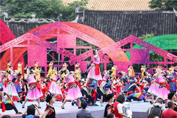 中国著名歌舞编导夏冰的娇阿依恋、花山情缘 潮牌冬季如何御寒提醒（中国著名歌舞编导夏冰的娇阿依恋、花山情缘）