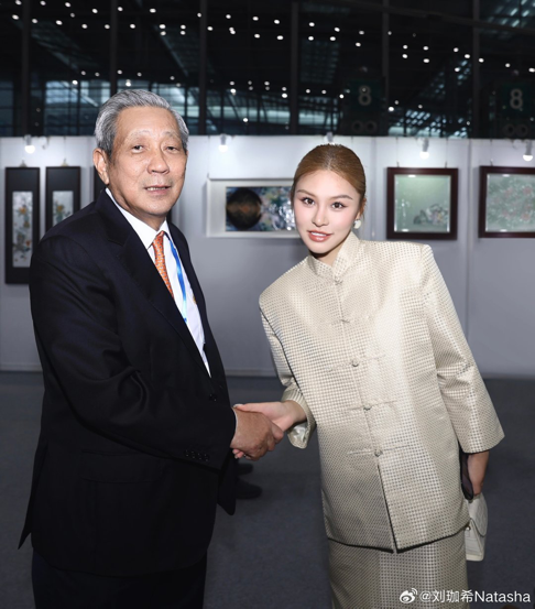 首届“新国潮·新文创·新消费”文化展览会盛大开幕 刘珈希获“国际时尚大使”