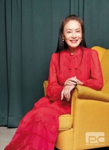 64岁的资深歌手金佩姗为了照顾年迈母亲和两个儿子留在台湾生活 2023潮牌新款推荐（《人物专访》金佩姗20岁闯歌坛 靠妈斩桃花 驭夫有术 老公隔海打拼狂来电）