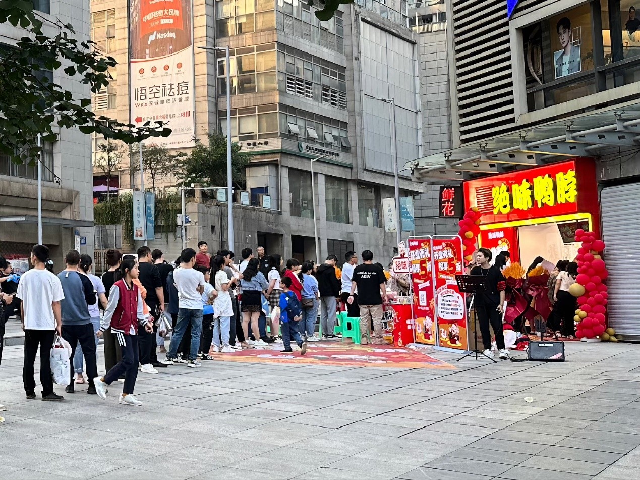 升级消费场景、拓展流量广度、挖掘用户深度 哪种潮牌品牌（玩转品牌数智化 看绝味如何靠直播赢得年轻人的欢心）