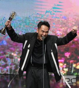  上台时俏皮表示「哈啰金钟奖 街拍潮牌推荐（金钟58》杨大正猛夺男配角奖！ 口误感谢金曲奖引爆笑）