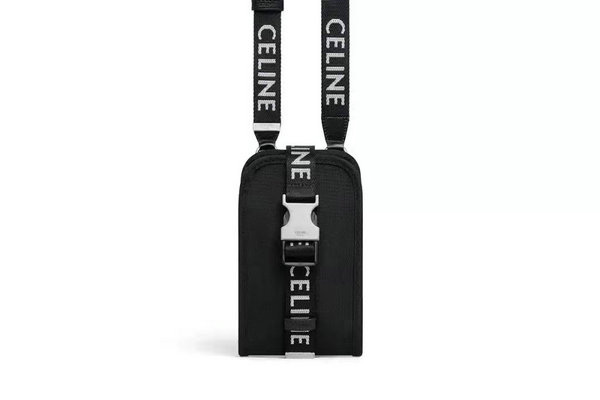 CELINE HOMME 2022 夏季“潮牌资讯Trekking”包袋系列亮相