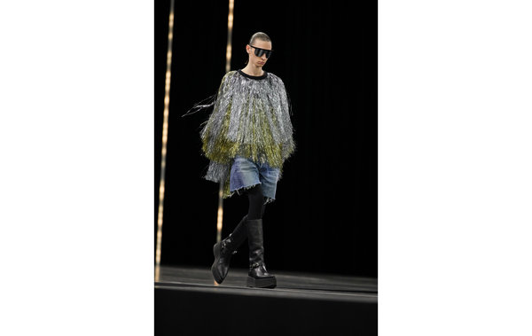 CELINE HOMME 2022 秋冬“潮牌资讯Boy Doll”系列亮相秀场